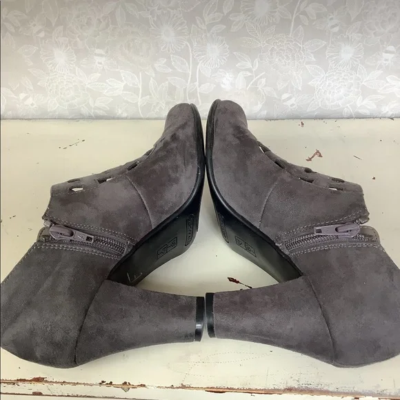 Grey Booties - Picture 5 of 7